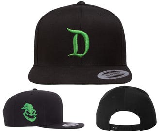 Chapeaux Disneyland « D » ET Oogie Boogie | Broderie sur des chapeaux SnapBack Flat Bill, des chapeaux Flex Fit et des chapeaux « papa » réglables