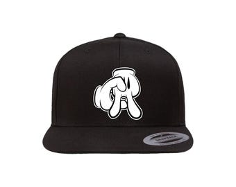 logo Disney CA dans des mains de Mickey Chapeaux | Broderie sur des chapeaux Flex Fit, des chapeaux « Dad » réglables et des chapeaux snapback plats