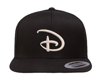 Czapki Disney „D” | Haftowane na czapkach Flex Fit, regulowanych czapkach „Dad”, czapkach SnapBack Flat Bill i czapkach Trucker