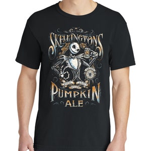Puede incluir: Camiseta negra con un gr&aacute;fico de Jack Skellington de Pesadilla antes de Navidad sosteniendo una taza de cerveza de calabaza. El texto "Skellington's Pumpkin Ale" est&aacute; impreso en la camiseta.