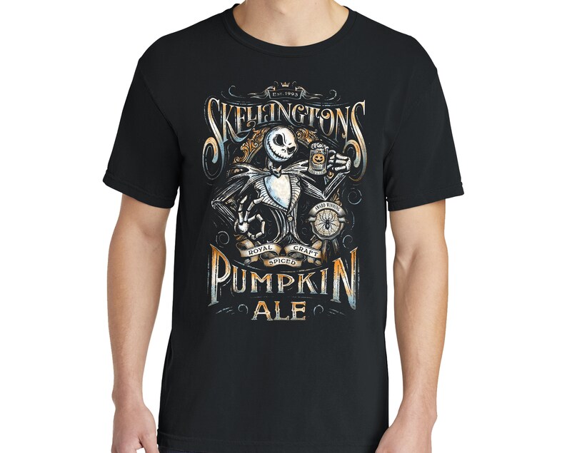 Puede incluir: Camiseta negra con un gr&aacute;fico de Jack Skellington de Pesadilla antes de Navidad sosteniendo una taza de cerveza de calabaza. El texto "Skellington's Pumpkin Ale" est&aacute; impreso en la camiseta.