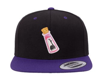 Chapeaux empoisonnés Disney Kuzco | Brodé sur des billets plats SnapBack et des chapeaux « papa » réglables