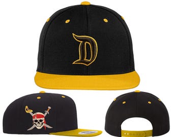 Chapeaux « D » Pirates des Caraïbes Disneyland | Broderie sur des chapeaux SnapBack Flat Bill, des chapeaux Flex Fit et des chapeaux « papa » réglables