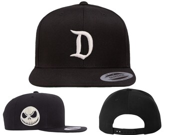 Chapeaux Disneyland « D » ET Jack Skellington | Broderie sur des chapeaux SnapBack Flat Bill, des chapeaux Flex Fit et des chapeaux « papa » réglables