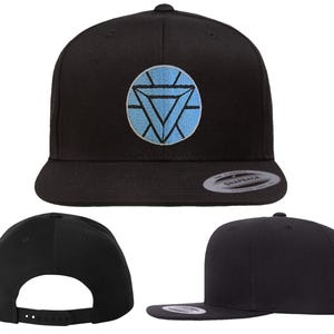 Cappelli Avengers Iron Man Arc Reactor / Ricamati su cappelli Flex Fit, cappelli stile "Dad". Cappelli Trucker e SnapBack Flat Bill