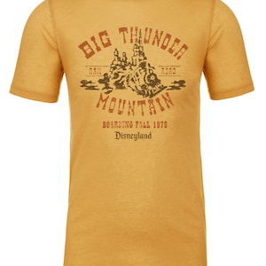 Camiseta de Disney Big Thunder Mountain basada en los carteles originales de la atracción de Disneyland y Walt Disney World Disneyland - Gold