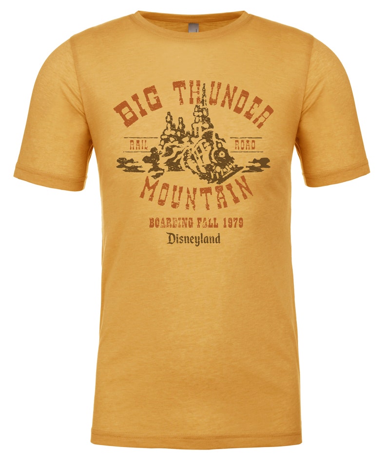 Camiseta de Disney Big Thunder Mountain basada en los carteles originales de la atracción de Disneyland y Walt Disney World Disneyland - Gold