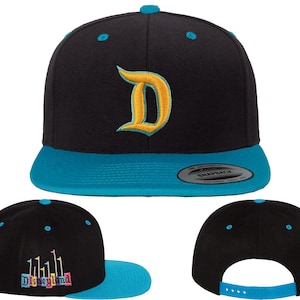 Disneyland bord &#39;D&#39;-hoeden | Geborduurd op SnapBack Flat Bill-petten, Flex Fit-petten en verstelbare &#39;Dad&#39;-hoeden