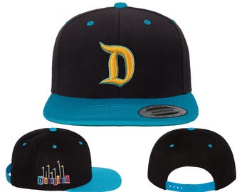 Chapeaux en forme de « D » Disneyland | Broderie sur des chapeaux SnapBack Flat Bill, des chapeaux Flex Fit et des chapeaux « papa » réglables