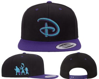 Chapeaux pour manoir hanté Disney « D » | Broderie sur des chapeaux SnapBack Flat Bill, des chapeaux Flex Fit et des chapeaux « papa » réglables