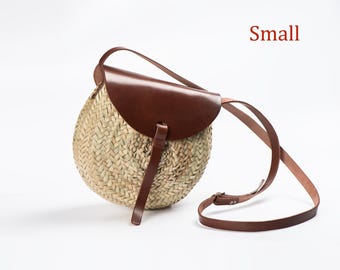 Women Round Wicker Crossbody Bag with Leather Flap and Strap