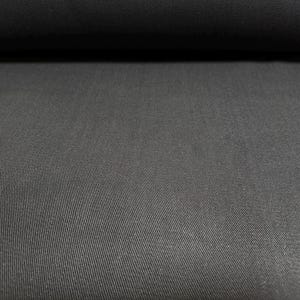 Puede incluir: Primer plano de un rollo de tela negra. La tela tiene una sutil textura acanalada diagonal, creando profundidad visual. El color es negro s&oacute;lido y profundo, con un ligero brillo.
