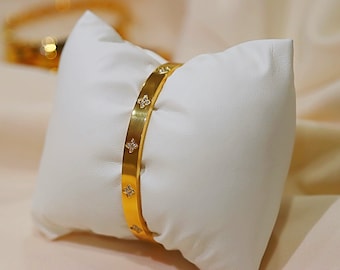 Studded Clover Bracelet 18K Gold Plated Stainless Steel