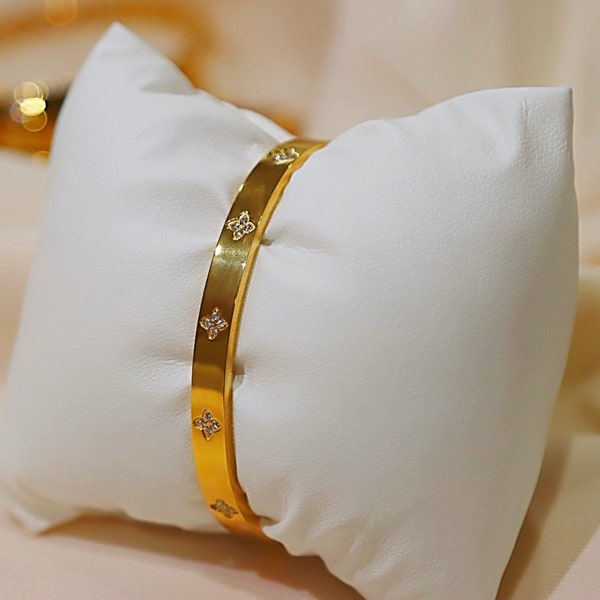 Studded Clover Bracelet 18K Gold Plated Stainless Steel