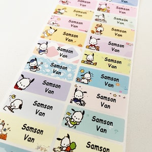 Può includere: Un foglio di etichette colorate con un design di un cane dei cartoni animati. Le etichette recitano "Samson Van" in testo nero.