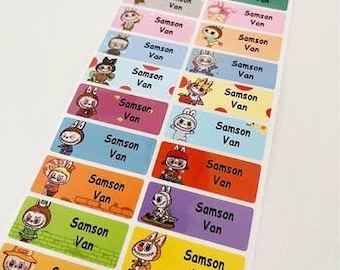 Op de afbeelding: Een vel kleurrijke naamlabels met cartoonfiguren en de naam "Samson Van" erop gedrukt. De labels zijn rechthoekig met verschillende achtergrondkleuren, waaronder blauw, roze en geel.