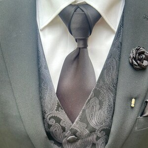 Queen Knot Necktie: Pre-tied Regal Wedding Necktie