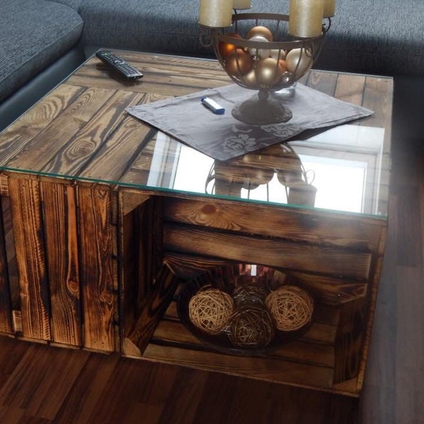 Schöner Kistentisch aus geflammtem Holz mit Glasplatte, auf Rollen, für eine rustikale Lounge Ecke Garten / Terrasse, neu, 81x81x44cm