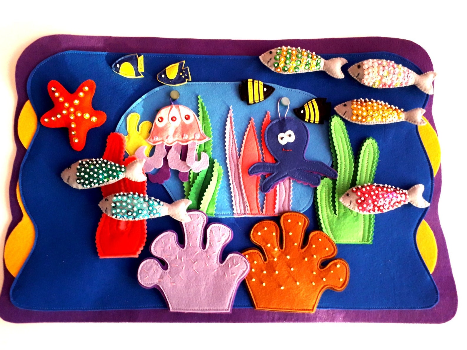 Three different fish. яркие рыбки вектор. Fish set. рыбы в аквариуме. разноцветные рыбки для печати.