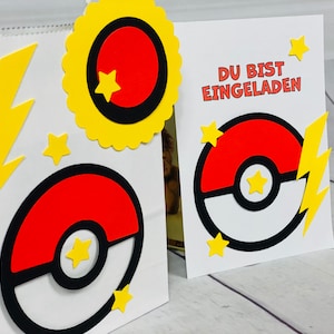 Puede incluir: Una bolsa de papel blanca con un rayo amarillo, una estrella amarilla y un dise&ntilde;o de Pok&eacute; Ball rojo y blanco. Una tarjeta blanca con el texto "DU BIST EINGELADEN" y un dise&ntilde;o de Pok&eacute; Ball rojo y blanco.