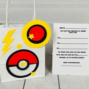 Puede incluir: Una bolsa de papel blanca con un rayo amarillo, una Pok&eacute;bola roja y blanca y estrellas amarillas. Una tarjeta separada con el texto "LIEBE/R ICH LADE DICH HERZLICH ZU MEINER PARTY EIN: AM: UM: WO: ICH W&Uuml;RDE MICH SEHR AUF DICH FREUEN. BITTE GEBE MIR DOCH BIS ZUM BESCHEID, OB DU KOMMEN KANNST! MEINE TELEFONNUMMER:"