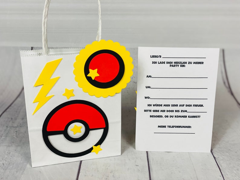 Puede incluir: Una bolsa de papel blanca con un rayo amarillo, una Pok&eacute;bola roja y blanca y estrellas amarillas. Una tarjeta separada con el texto "LIEBE/R ICH LADE DICH HERZLICH ZU MEINER PARTY EIN: AM: UM: WO: ICH W&Uuml;RDE MICH SEHR AUF DICH FREUEN. BITTE GEBE MIR DOCH BIS ZUM BESCHEID, OB DU KOMMEN KANNST! MEINE TELEFONNUMMER:"