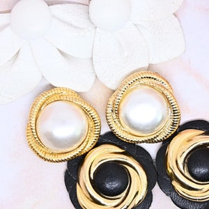 Vintage shoe clips white pearl White Black Gold shoe clip lot leather-look midcentury accessory 50s 60s 70s 80s fashion party shoe clip ons