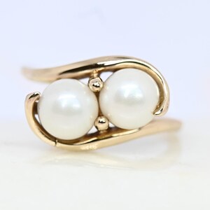 Vintage 10k gold two pearl ring in size 6, toi et moi bypass ring