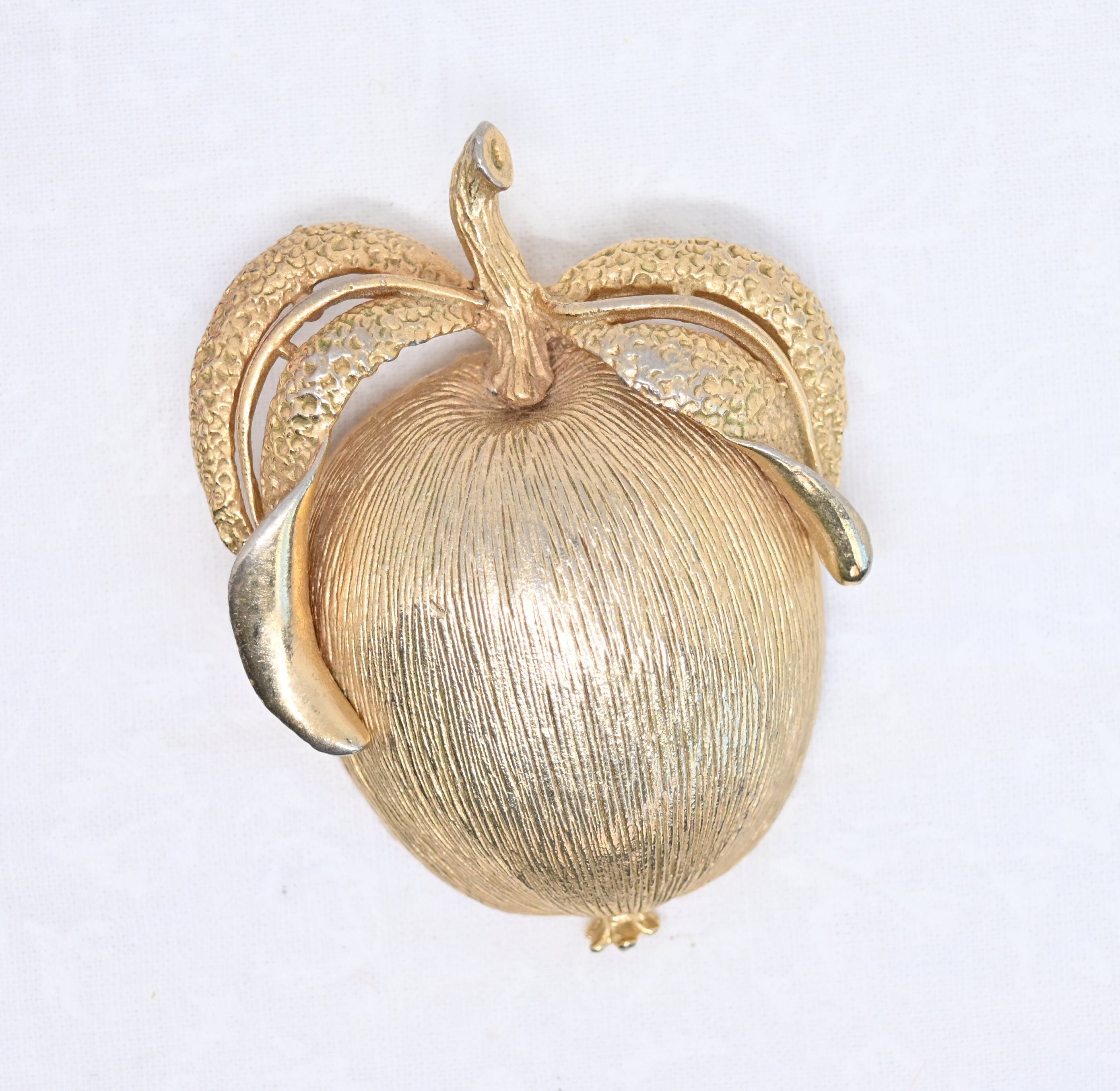 Sarah coventry apple brooch deals