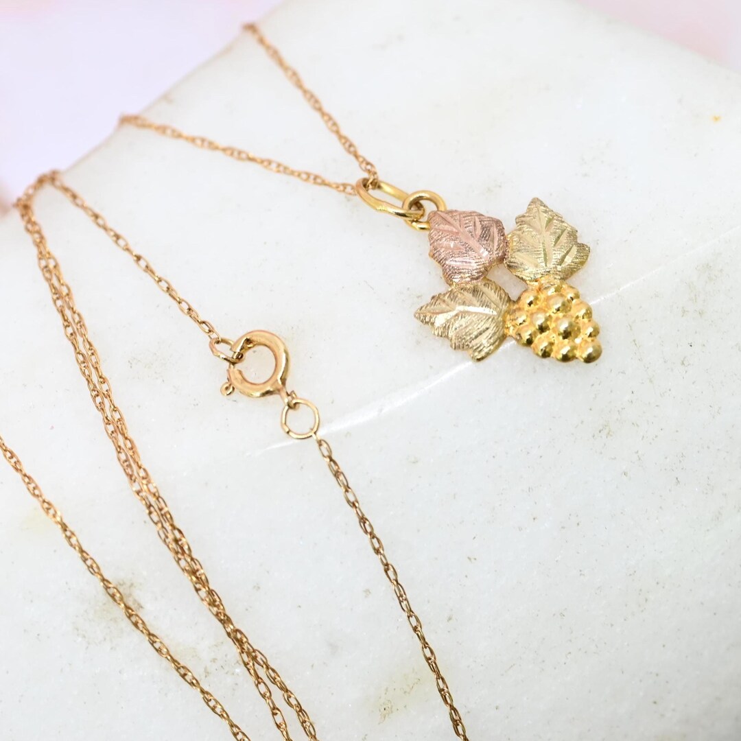 BLACK HILLS GOLD　 花と葉デザイン ネックレス ゴールド Landstromsのヴィンテージ10Kブラックヒルズゴールドグレープリーフ