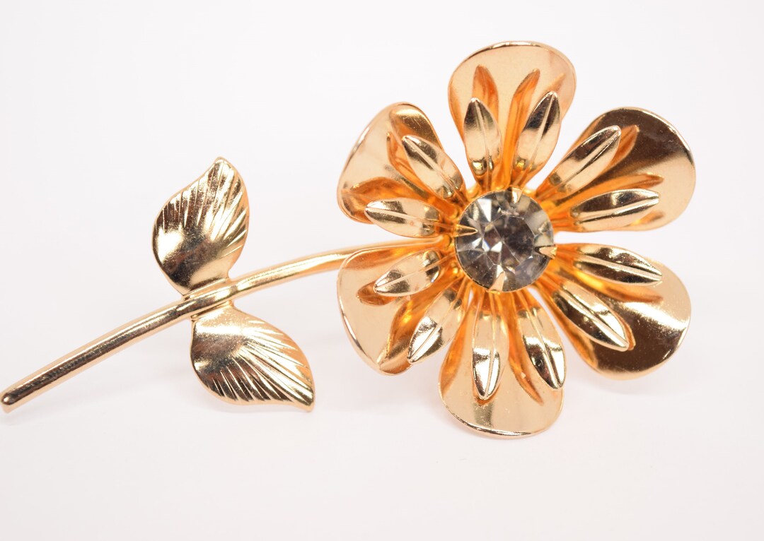 MAYIYAHO Élégant Vintage Métal Plante Marguerite Fleurs Broches Pour Femmes Hommes Mariage Bouquet émail Broche Vêtements Accessoires Bijoux Cadeau