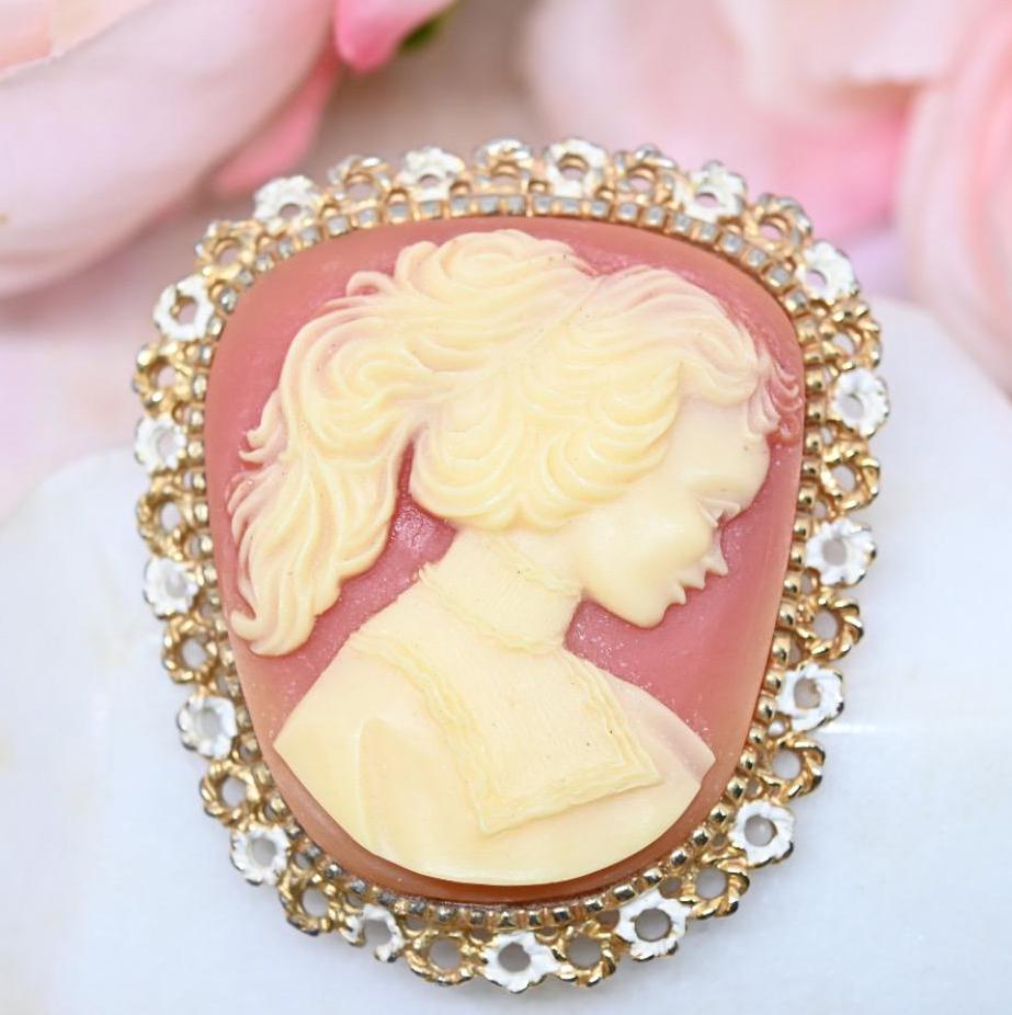 Lot De 2 Camées Anciens En Plastique Ou Résine - Pendentif Et Broche Vintage, Occasion