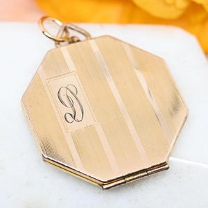 Colgante antiguo con medallón octagonal grabado con la letra "D" bañado en oro amarillo, diseño de raya diplomática, joyería vintage, regalo para él o ella.