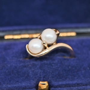 Vintage 10k gold toi et moi ring two pearl bypass ring Size 6 yellow gold white cultured pearl fine jewelry gift for her