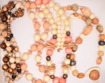 Conjunto de 4 collares vintage de cuentas de madera, en tonos rosa pastel, beige y marrón, de los años 80 y 90.