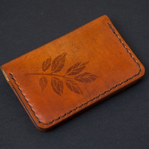 Porta tarjetas de cuero hecho a mano. Monedero de cuero minimalista. Cartera Slim Bifold.