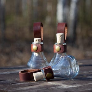 Könnte beinhalten: Rustikales Holzschild mit dem handgeschriebenen Text "Welcome to our home". Das Schild hat eine Used-Optik und ein schlichtes, einladendes Design für den Eingangsbereich.