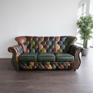 Könnte beinhalten: Ein Dreisitzer-Sofa mit Patchwork-Design. Das Sofa hat eine getuftete Rückenlehne mit rautenförmigen Flicken in verschiedenen Farben, darunter Grün, Braun und Beige. Die Armlehnen und die Basis sind dunkelbraun, und die Kissen sind einfarbig grün.