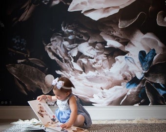Mural de papel tapiz de peonía floral oscura, despegable y pegable, decoración maximalista, papel tapiz floral con un toque de humor para una pared moderna y llamativa.