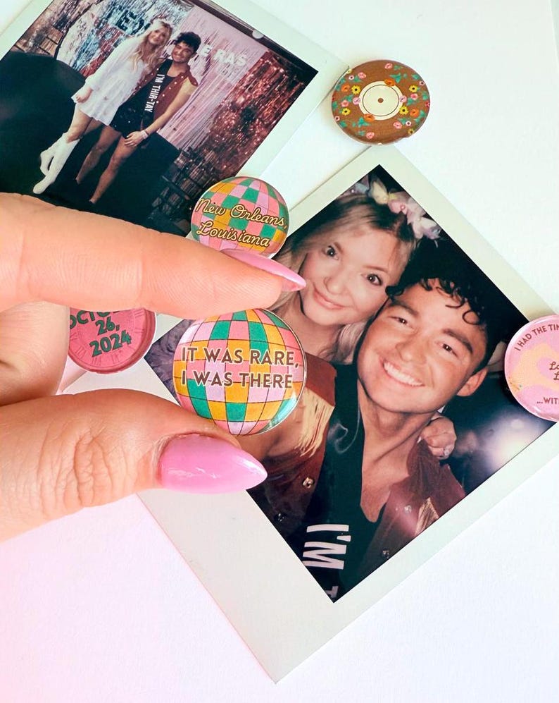 Pode incluir: Uma cole&ccedil;&atilde;o de pinos redondos coloridos com v&aacute;rios designs. Um pino apresenta uma bola de discoteca com o texto "It was rare, I was there." Outro pino apresenta uma bola de discoteca com o texto "New Orleans, Louisiana." Um terceiro pino apresenta um design floral com um fundo marrom. Um quarto pino apresenta um fundo rosa com o texto "26, 2024."