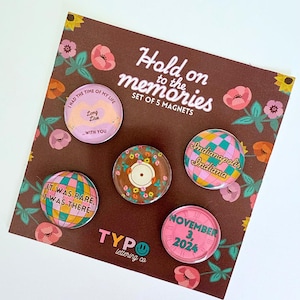 Pode incluir: Conjunto de cinco &iacute;m&atilde;s rosa e verde com v&aacute;rios designs. Os &iacute;m&atilde;s apresentam frases como "Long Live...with you" e "It was rare, I was there". Os &iacute;m&atilde;s est&atilde;o sobre um fundo marrom com desenhos florais.