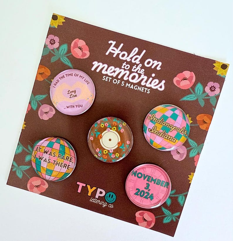 Pode incluir: Conjunto de cinco &iacute;m&atilde;s rosa e verde com v&aacute;rios designs. Os &iacute;m&atilde;s apresentam frases como "Long Live...with you" e "It was rare, I was there". Os &iacute;m&atilde;s est&atilde;o sobre um fundo marrom com desenhos florais.