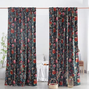 Puede incluir: Dos cortinas estampadas con flores de color verde oscuro con flores rojas y rosas. Las cortinas cuelgan de una barra de cobre. Las cortinas están frente a una pared blanca y una cama con ropa de cama blanca.