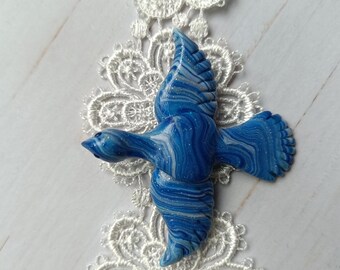 Broche de pájaro iridiscente: broche de arcilla polimérica hecho a mano, tonos oceánicos.