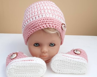 Baby hat and sneakers in a set - size: 3-6 months