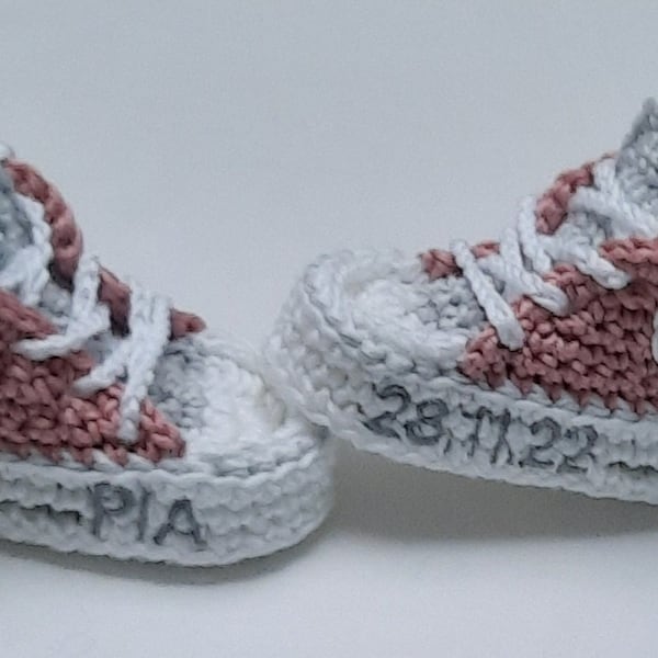 Babyschuhe personalisiert, Geschenk zur Taufe, Geburt, mit Namen/ Datum bestickt, Sneakers,Unikat, Babyschuhe gehäkelt, Individualisierbar