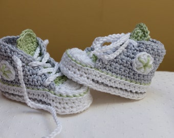 Babyschuhe gehäkelt, personalisierbar, mit Namen, mit Namen und Datum, Geschenk Taufe, Geburt, Sneakers,Converse, Baumwolle, Unikat