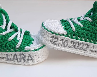 Babyschuhe personalisiert, Geschenk zur Taufe, Geburt, mit Namen/ Datum bestickt, Sneakers,Unikat, Babyschuhe gehäkelt, Individualisierbar