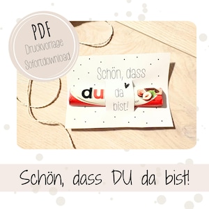 Puede incluir: Una tarjeta de felicitación con el texto "Schön, dass DU da bist!" y una chocolatina Kinder. La tarjeta tiene un diseño de lunares y las palabras "PDF Druckvorlage Sofortdownload" en un círculo.
