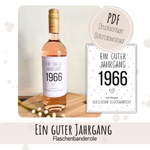 Könnte beinhalten: Eine weiße Keramik-Tasse mit schwarzem Henkel und dem Text "But First, Coffee" in schwarzer, handschriftlicher Schrift. Die Tasse steht auf einer weißen Oberfläche.